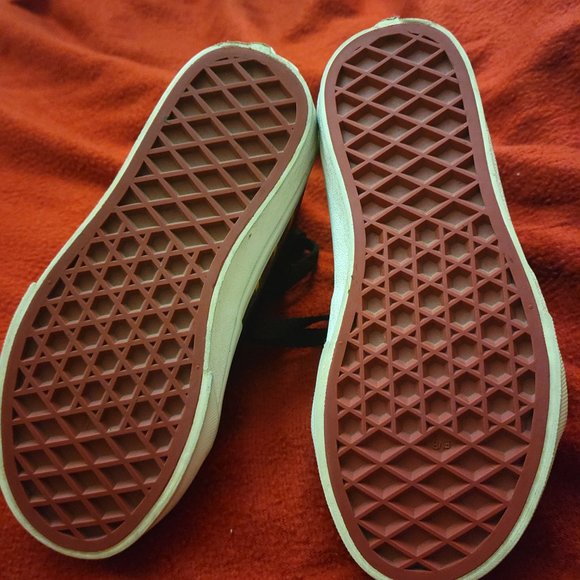 Vans x Harry Potter Gryffindor Sk8-Hi - Picture 4 of 6